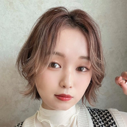 ハイトーンカラーと羽バングのくびれショートボブで小顔透明感スタイル
