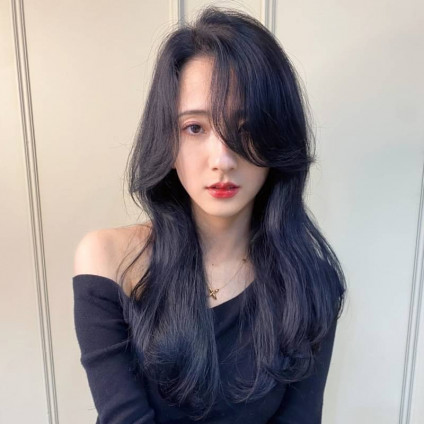 韓国女優風になれる！暗髪ブルーブラック×かき上げバングロング
