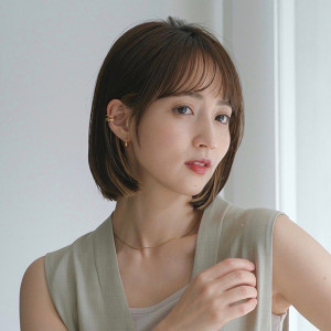 小顔効果抜群！ぷつっと感ボブ×チラ見せインナーカラーでお洒落に｜最旬ヘアカタログ | 美的.com