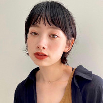 地毛風カラー＆束感バングでお洒落ヘアに！ぷつっとラインの重めボブ｜最旬ヘアカタログ