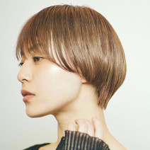 ツヤ感を与えるショコラ系カラー＆ライン感ショートでモードっぽく！｜最旬ヘアカタログ