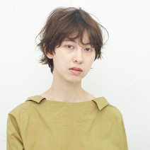エイジングにも対応！ふわっとパーマで今っぽい、大人の美人ショート｜最旬ヘアカタログ