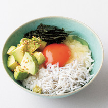 美肌に効く！卵かけごはんアレンジ｜シラス×アボカドが肌の調子を良好に