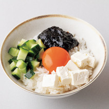 卵かけごはんアレンジ｜むくみ解消にも効果的！ノリの佃煮×クリームチーズ×角切りきゅうり