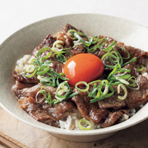 プチ贅沢な「卵かけごはん」レシピ｜焼き肉に卵を加えてマイルドさをプラス！