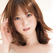 佐々木希さん「化粧水は最低3回重ねつけ」｜透明美肌を作るスキンケアルール3