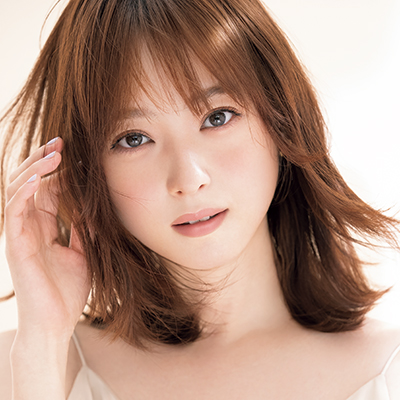 佐々木希さん「化粧水は最低3回重ねつけ」｜透明美肌を作るスキンケアルール3