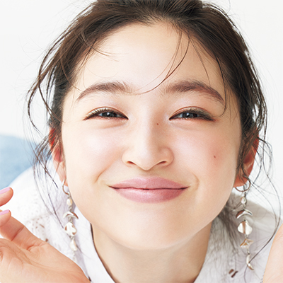 透明感のある目元は「ピンク×水色」のアイシャドウで作る！｜人気H&Mおすすめの秋メイクを伝授