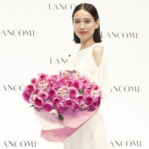 戸田恵梨香さんの美肌の秘訣はベスコス受賞のあの美容液｜「ランコム 美肌菌 ステーション」開催