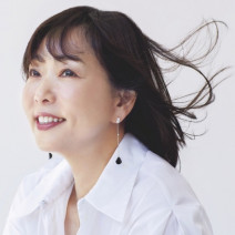 奇跡の65歳・天野佳代子、美のヒストリー「美容が好きという思いがキャリアと美肌を導いた」｜美的GRAND