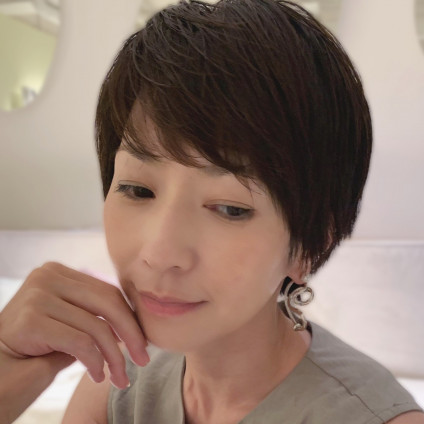 ペタンとしがちな人に！前髪パーマの黒髪大人ショートスタイル