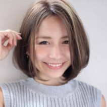 大人のふんわりショートボブとオリーブグレージュの秋スタイル