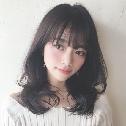 地毛風カラーの巻き髪ミディのモテヘアで視線を独り占め