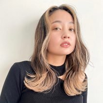 カラーにも注目！韓国ヘアをラフに仕上げたミディアムレイヤー｜最旬ヘアカタログ
