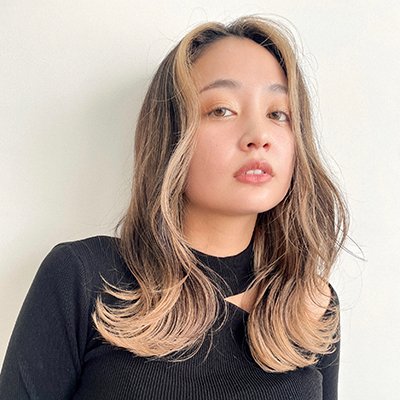 カラーにも注目！韓国ヘアをラフに仕上げたミディアムレイヤー｜最旬ヘアカタログ