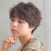 パーマでクシュっと！外国人風ショートヘアは、長めバングで洒落感UP｜最旬ヘアカタログ