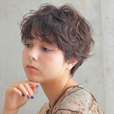 パーマでクシュっと！外国人風ショートヘアは、長めバングで洒落感UP｜最旬ヘアカタログ