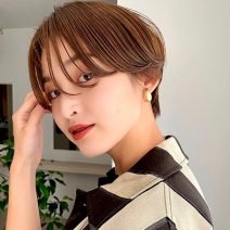 チークバングで小顔見せ！大人にマッチするハンサムショート｜最旬ヘアカタログ