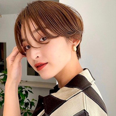 チークバングで小顔見せ！大人にマッチするハンサムショート｜最旬ヘアカタログ
