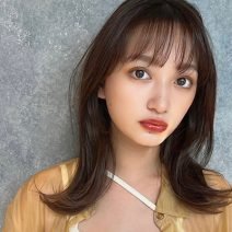 お洒落に差がつく秋ヘア！朝の時短＋小顔を叶える外ハネミディ｜最旬ヘアカタログ
