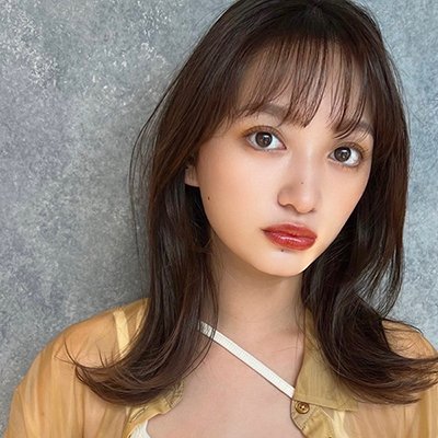 お洒落に差がつく秋ヘア！朝の時短＋小顔を叶える外ハネミディ｜最旬ヘアカタログ