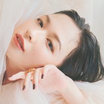 話題のコフレどう使う？ 親友とのパーティーはリッチに輝く目元が主役！