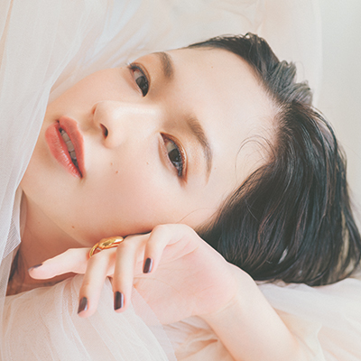 話題のコフレどう使う？ 親友とのパーティーはリッチに輝く目元が主役！