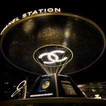 シャネルの宇宙ステーションが登場！ N°5の世界観を体感できるホリデー スペシャル イベントが開催