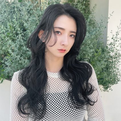 暗髪モテヘアは「ネイビーブルージュ」×「ロングローレイヤー」で韓国女優風に