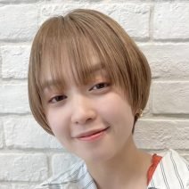 ハイトーンのふんわりマッシュショートの小顔効果◎な外国人風スタイル