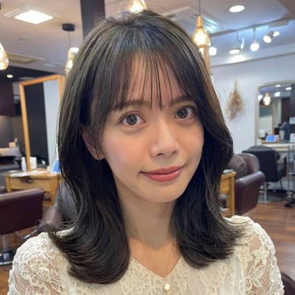 美シルエット！人気のくびれミディとシースルー前髪のグレージュ冬カラー