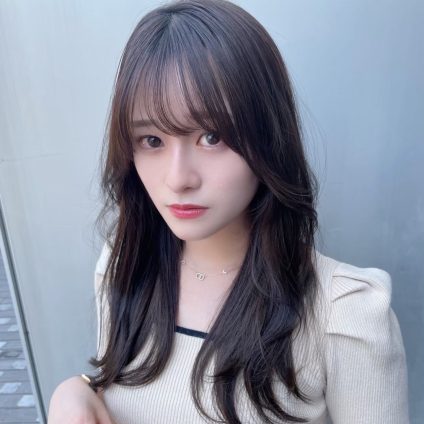 清楚な韓国美人スタイル・ふんわりレイヤーロングの暗髪「ブルーラベージュ」