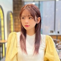 たっぷりレイヤーのストレートロングは、暖色アプリコットでツヤ髪に｜最旬ヘアカタログ