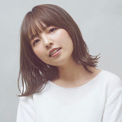 カット＆ベージュカラーで柔らか見せ！お洒落にキマる小顔ミディ｜最旬ヘアカタログ