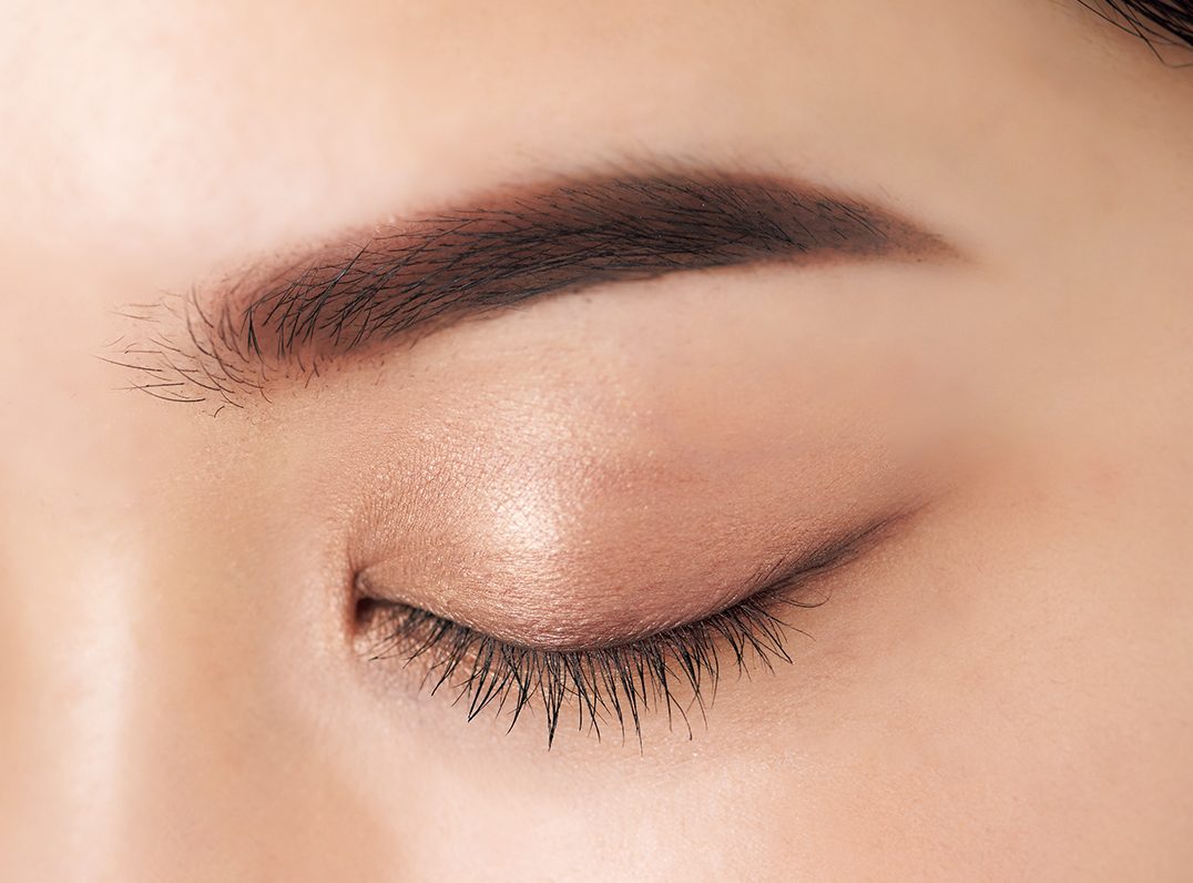 顔印象の8割は「眉」で決まる！小顔効果も美人度も高める「リフトアップ眉」の作り方｜美的GRAND