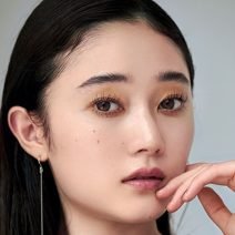 黒マスカラの人気再燃！ OSAJIのブラウンシャドウと合わせて、上品で立体感のある目元に