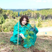 若月佑美さん、読者約40名が植樹体験！イヴ・ロシェ×美的・Oggi『美森プロジェクト』が｢君津イオンの森づくり｣に参加しました