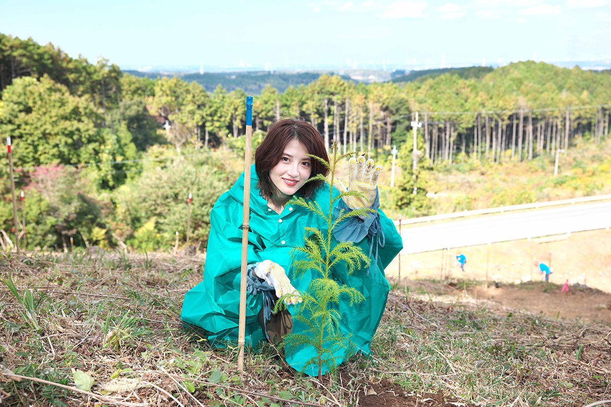 若月佑美さん、読者約40名が植樹体験！イヴ・ロシェ×美的・Oggi『美森プロジェクト』が｢君津イオンの森づくり｣に参加しました