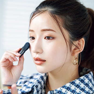 南 りほさんのポーチの中身｜収納力重視！ 話題の新作多数のスタメン