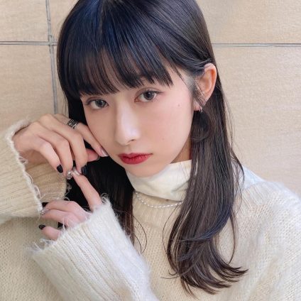 重めぱっつん前髪とワンカールセミロングの結んでも可愛い小顔見えスタイル
