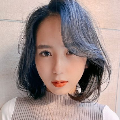 大人のかき上げボブに温か寒色「ブルーラベージュ」を合わせたレイヤースタイル
