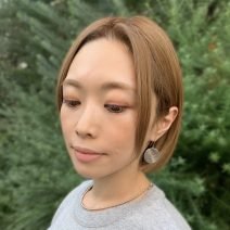 耳掛けも決まる！大人のハイトーンショートボブで毎日を楽ちんに