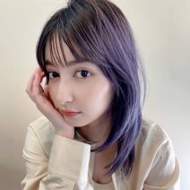 ふんわりレイヤーのウルフミディとモーヴグレージュのパープル系スタイル