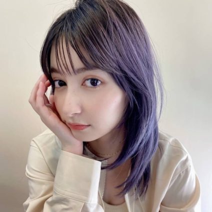 ふんわりレイヤーのウルフミディとモーヴグレージュのパープル系スタイル