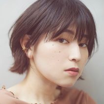 横顔美人で小顔効果も！くびれメイクで大人の外ハネショートボブ｜最旬ヘアカタログ