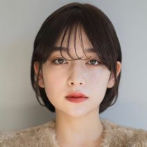 もみあげのニュアンスがお洒落！ダークブラウンのこなれ感ボブ｜最旬ヘアカタログ