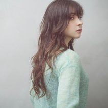 透明感抜群な地毛風カラーで上品に！抜け感ウェーブのロングレイヤー｜最旬ヘアカタログ