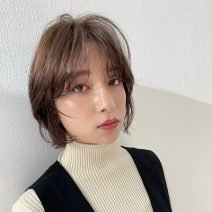 くすみカラーで柔らか見せ！顔まわりレイヤーでふんわり大人可愛いボブ｜最旬ヘアカタログ