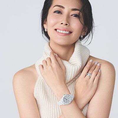 シャネルのJ12がドラマチックな冬を予感させる【グラン世代を美しくする「肌映えウォッチ＆ジュエリー」第9回『CHANELのJ12』】