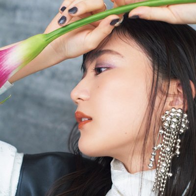 生田絵梨花さんにキラキライベントメイク│メタリックライナーなら寒暖差のあるカラーもミステリアスで落ち着いたムードに◎